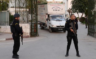 Des policiers gardent l'entrée du musée du Bardo à Tunis, le 23 mars 2015