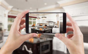 Pour booster la vente de votre logement, misez sur des photos de qualité diffusées sur les réseaux sociaux.