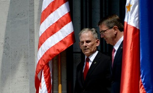 Le secretaire américain àla Défense, Ashton Carter (D) et le superintendant Hubert Caloud le 14 avril 2016 à Manille