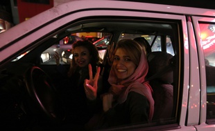 Une femme voilée au volant d'une voiture le 2 avril 2015 à Téhéran en Iran.