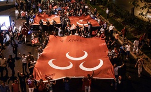 Des nationalistes turcs défilentdans les rues d'Istanbul contre le PKK, le 8 septembre 2015
