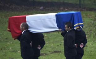 Le cercueil d'Hervé Gourdel, tué par des jihadistes en Algérie, à l'aéroport de Roissy le 26 janvier 2015