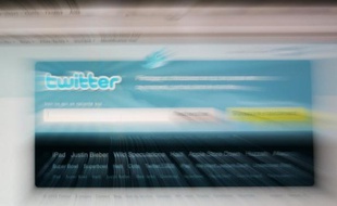 Twitter a annoncé jeudi avoir bloqué pour la première fois un compte dans un pays, en l'occurrence celui d'un groupuscule néo-nazi en Allemagne, à la demande de la police locale.