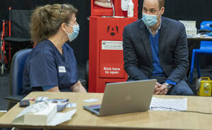 Le prince William durant une visite dans un centre de vaccination contre le Covid-19, le 22 février 2021.
