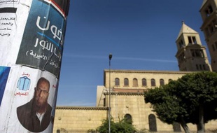 Les Coptes, la plus importante communauté chrétienne d'Orient, sont très inquiets des conséquences du triomphe des islamistes au premier tour des élections législatives en Egypte, tout en espérant un revirement à la faveur des scrutins à venir.