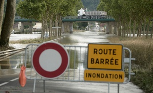 Une voie inondée interdite à la circulation à Peyrehorade, dans les Landes, le 14 juin 2018.