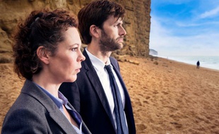 Olivia Colman et David Tennant dans Broadchurch, diffusé sur France 2 le 17 février 2014.