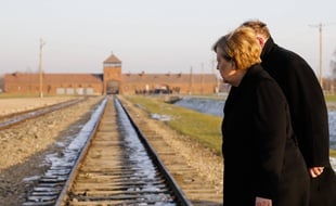 Angela Merkel, chancelière allemande, devant le camp de la mort d'Auschwitz
