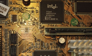 Une carte mère avec une puce Intel (illustration).