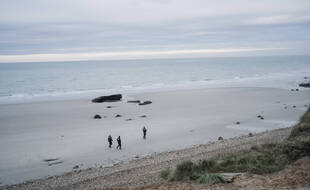 Des policiers patrouillent sur la place à Wimereux, à proximité de Calais, au lendemain du naufrage ayant causé la mort de 27 migrants en Mer du Nord