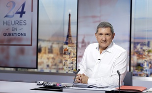 Le journaliste Yves Calvi sur le plateau de « 24 heures en question » sur LCI.