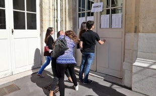 Elèves de terminale et parents doivent classer sur APB jusqu'à 36 voeux par ordre de préférence, dénichés parmi plus de 10.000 formations, un casse-tête d'autant plus angoissant que tous les jeunes ne savent pas à quel métier ils se destinent.