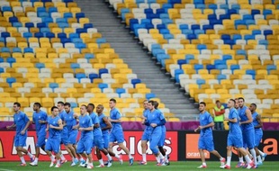 Avec chacune quatre points, la France et l'Angleterre sont en position favorable dans le groupe D de l'Euro-2012 et peuvent se contenter d'un nul mardi, respectivement face à la Suède, déjà éliminée, et l'Ukraine, pour atteindre les quarts de finale.