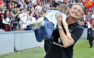 Le manager général du Stade Toulousain Guy Novès avec sa petite-fille dans les bras, à l'issue du match de barrage de Top 14 contre Oyonnax, le 30 mai 2015 au stade Ernest-Wallon.