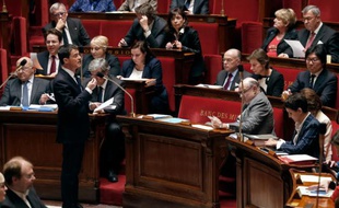 Le Premier ministre Manuel Valls (G) prend la parole, lors d'une séance de questions au gouvernement à l'Assemblée nationale, le 17 février 2016 à Paris