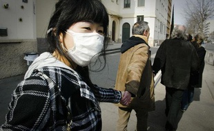 Un an jour pour jour après Fukushima, des dizaines de milliers de personnes ont réaliser une immense chaine humaine contre le nucléaire à Lyon, le 11 mars 2012.