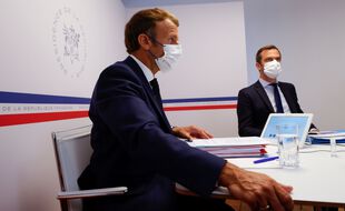 Emmanuel Macron et Olivier Véran en Conseil de Défense.