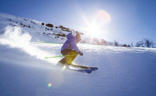 Un skieur en pleine descente. Illustration