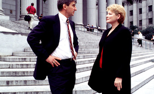 Les acteurs Sam Waterston et Dianne Wiest dans leurs rôles des procureurs Jack McCoy et Nora Lewin