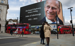 Un hommage au prince Philip à Picadilly Circus, à Londres