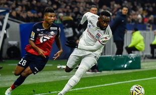 Ici opposé au défenseur lillois Reinildo, Moussa Dembélé a une nouvelle fois été déterminant mardi soir lors de la demi-finale de Coupe de la Ligue au Parc OL, EAN-PHILIPPE KSIAZEK