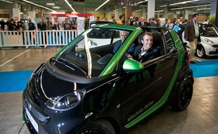 Le ministre de l’économie Emmanuel Macron a essayé une Smart électrique lors du salon de l'Automobile 2014 en octobre à Paris.