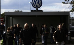 Des employés quittent l'usine Volkswagen à Wolfsburg, le 29 septembre 2015.
