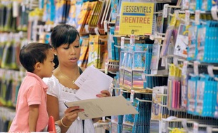 La rentrée scolaire reste un grand temps fort de consommation et les achats de fournitures sont attendus stables cette année, mais les consommateurs sont plus que jamais attentistes, en quête d'économies et de produits "justes".