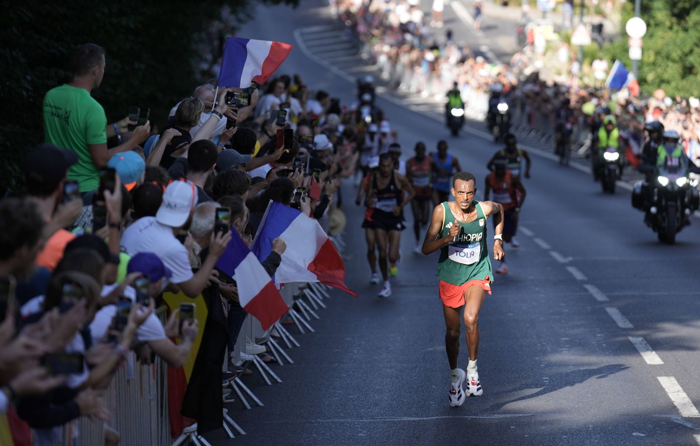 1444x920_240810-paris-aug-10-2024-xinhua-tamirat-tola-of-ethiopia-competes-during-the-men-s-marathon-of-athletics-at-the-paris-2024-olympic-games-in-paris-france-aug-10-2024-xinhua-lui-siu-wai-lui-siu-wai-chinenouvelle-xxjpse-e010489-20240810-mvpfn0a001-credit-chine-nouvelle-sipa-2408101338
