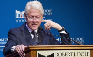 L'ancien président Bill Clinton en conférence à l'institut Robert J. Dole à Lawrence, au Kansas (Etats-Unis), le 23 novembre 2015.