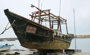 Un des navires fantômes en cale sèche au port d'Ishikawa (Japon).