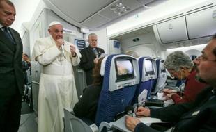 Le pape face aux journalistes dans l'avion le ramenant du Mexique à Rome le 18 février 2016