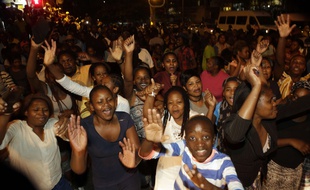 Des Zimbabwéens fêtent le départ de Robert Mugabe à Johannesburg, le 21 novembre 2017.
