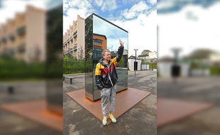 Abraham Poincheval avant son entrée dans sa nouvelle performance dans la cour du collège Gisèle-Halimi d'Aubervilliers.
