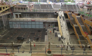 Le chantier des Halles de Paris, prévues pour 2016, ouvre ses portes afin de découvrir les premières avancées. Les ouvriers travaillent en surface mais aussi sur les cinq niveaux souterrains.