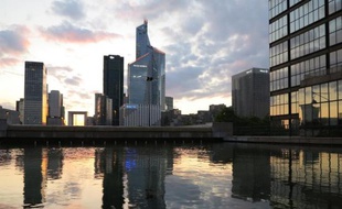 Le quartier d'affaires de La Défense à la tombée de la nuit, le 14 mai 2014