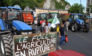 Des éleveurs en colère bloquent les accès de Rouen, en Normandie.