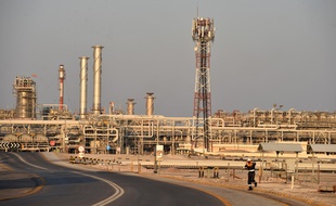 L'Arabie saoudite a annoncé lundi son intention de porter ses exportations pétrolières au niveau record de 10,6 millions de barils par jour (mbj) en mai, en pleine guerre des prix avec la Russie.