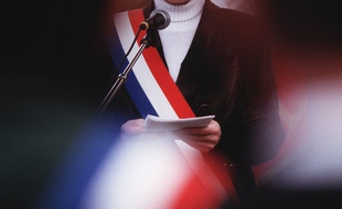 Un élu avec son écharpe tricolore. Illustration.