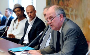 Trois sénateurs français, deux socialistes et un communiste, ont exprimé vendredi leur opposition à la conclusion d'un accord fiscal entre la Suisse et la France pour régler le problème de l'évasion fiscale.