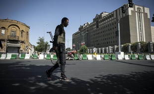 Un policier iranien de garde devant le Parlement à Téhéran, le 7 juin 2017.