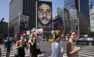 Nike a choisi comme égérie Colin Kaepernick, le footballeur américain qui avait pris l'habitude de mettre un genou à terre pendant l'hymne américain pour dénoncer les violences racistes.