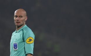L'arbitre français Tony Chapron, lors du match Nantes-PSG le 14 janvier 2018.