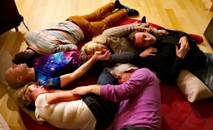 L'atelier chaudoudoux permet aux vacanciers de se donner collectivement de la tendresse.