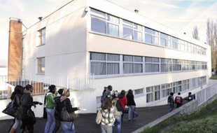 Le calme est revenu au lycée Jean-Baptiste Clément de Gagny mais les rares élèves présents mercredi ont "peur" que la bande armée ne "revienne", au lendemain de l'expédition punitive qui a fait 12 blessés légers dans cet établissement réputé tranquille.