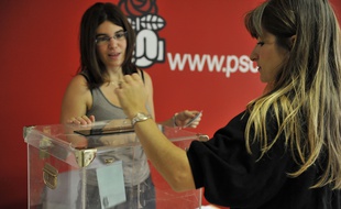 Un bureau de vote lors du second tour de la primaire socialiste, le 16 octobre 2011 à Nice.