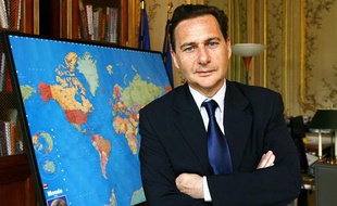 Eric Besson, ministre de l'Immigration, dans son bureau, le 15 mars 2010.
