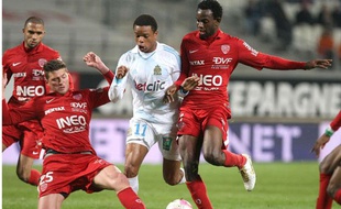 Loic Rémy face à deux défenseurs de Dijon, le 17 mars 2012