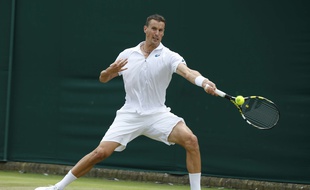 Le Français Kenny De Schepper lors de son match contre son compatriote Richard Gasquet au deuxième tour du tournoi de Wimbledon, à Londres, le 1er juillet 2015.