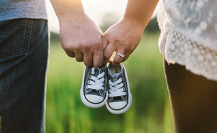 Illustration d'un couple de futurs parents.